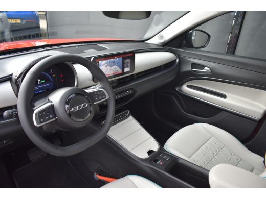 Fiat 600 La Prima 54 kWh | Vol-Leder | Elektr. Achterklep | Navigatie | Stoelverwarming | Draadloos Apple ... ActivLease financial lease
