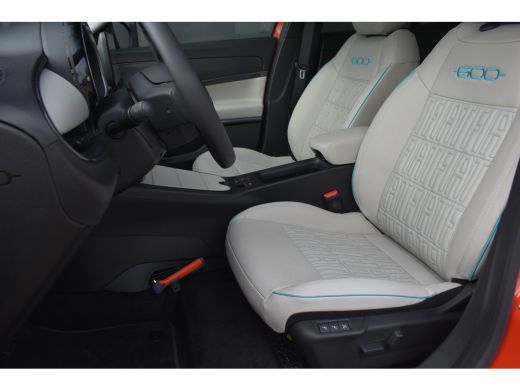 Fiat 600 La Prima 54 kWh | Vol-Leder | Elektr. Achterklep | Navigatie | Stoelverwarming | Draadloos Apple ... ActivLease financial lease