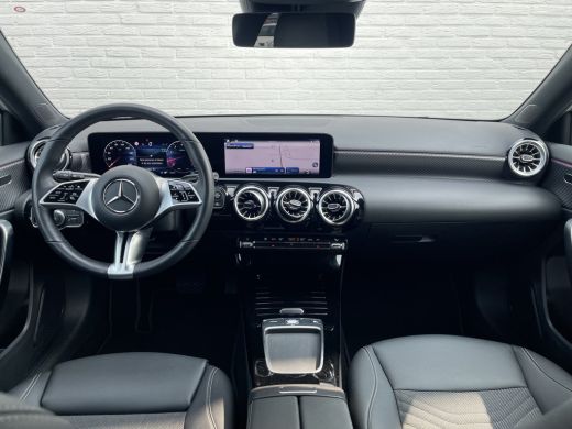 Mercedes-Benz A-Klasse 180 Luxury Line | Facelift | Pano | Ambiente | Camera | CarPlay | LED | Keyless | DAB+ ActivLease financial lease