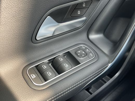 Mercedes-Benz A-Klasse 180 Luxury Line | Facelift | Pano | Ambiente | Camera | CarPlay | LED | Keyless | DAB+ ActivLease financial lease