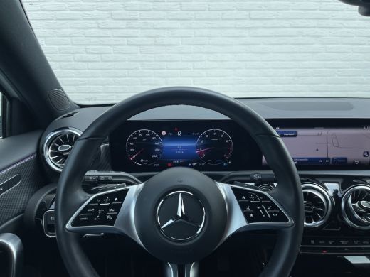 Mercedes-Benz A-Klasse 180 Luxury Line | Facelift | Pano | Ambiente | Camera | CarPlay | LED | Keyless | DAB+ ActivLease financial lease