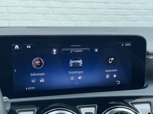Mercedes-Benz A-Klasse 180 Luxury Line | Facelift | Pano | Ambiente | Camera | CarPlay | LED | Keyless | DAB+ ActivLease financial lease