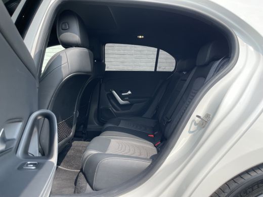 Mercedes-Benz A-Klasse 180 Luxury Line | Facelift | Pano | Ambiente | Camera | CarPlay | LED | Keyless | DAB+ ActivLease financial lease