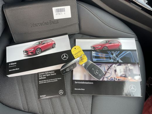 Mercedes-Benz A-Klasse 180 Luxury Line | Facelift | Pano | Ambiente | Camera | CarPlay | LED | Keyless | DAB+ ActivLease financial lease
