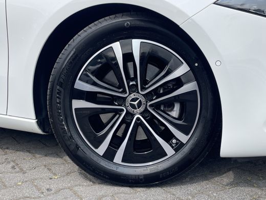 Mercedes-Benz A-Klasse 180 Luxury Line | Facelift | Pano | Ambiente | Camera | CarPlay | LED | Keyless | DAB+ ActivLease financial lease
