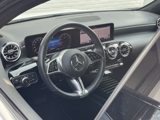 Mercedes-Benz A-Klasse 180 Luxury Line | Facelift | Pano | Ambiente | Camera | CarPlay | LED | Keyless | DAB+ ActivLease financial lease
