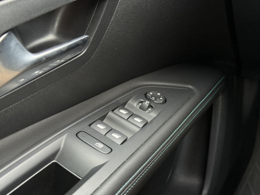 Peugeot 5008 Allure Pack Business | 18" lichtmetalen velgen 'Detroit' | Camera achter | Climate Control met li... ActivLease financial lease