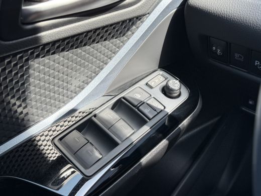 Toyota C-HR 2.0 Hybrid Dynamic | CarPlay | Camera | ACC | Dodehoek | Keyless | 18 inch ActivLease financial lease