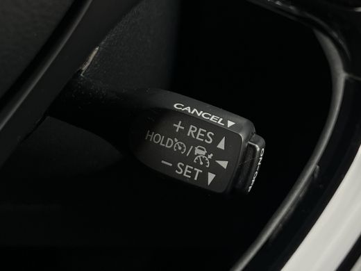 Toyota C-HR 2.0 Hybrid Bi-Tone | CarPlay | Camera | ACC | LED | DAB+ | Keyless | 18 inch ActivLease financial lease