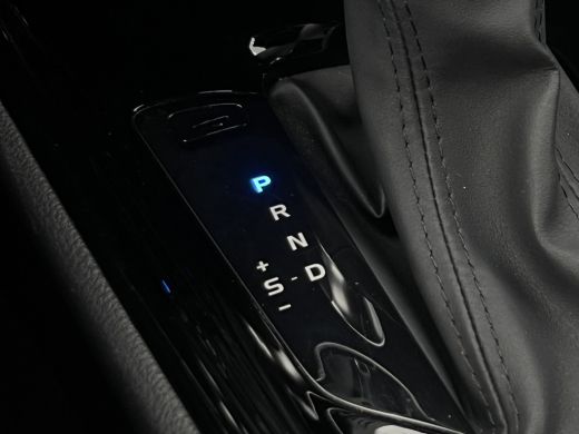 Toyota C-HR 2.0 Hybrid Bi-Tone | CarPlay | Camera | ACC | LED | DAB+ | Keyless | 18 inch ActivLease financial lease