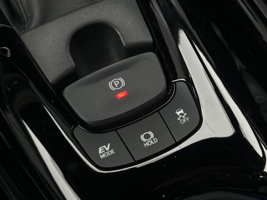 Toyota C-HR 2.0 Hybrid Bi-Tone | CarPlay | Camera | ACC | LED | DAB+ | Keyless | 18 inch ActivLease financial lease