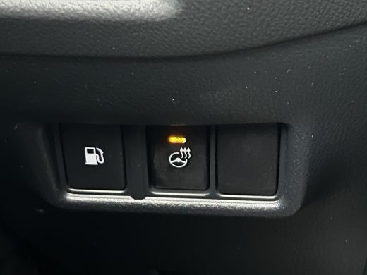 Toyota C-HR 2.0 Hybrid Bi-Tone | CarPlay | Camera | ACC | LED | DAB+ | Keyless | 18 inch ActivLease financial lease