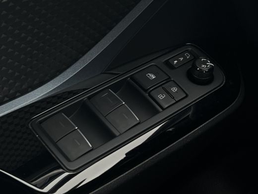 Toyota C-HR 2.0 Hybrid Bi-Tone | CarPlay | Camera | ACC | LED | DAB+ | Keyless | 18 inch ActivLease financial lease