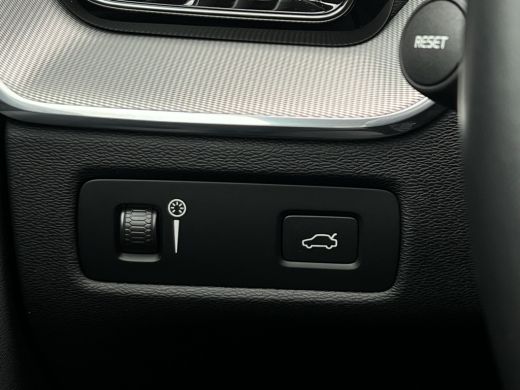 Volvo  XC60 2.0 B4 R-Design | Pano | CarPlay | Camera | LED | DAB+ | 19 inch ActivLease financial lease