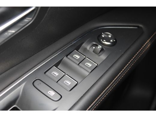 Peugeot 5008 1.6 PURETECH 180PK 7-ZITS GT PACK AUTOMAAT / NAVI / LEDER / CLIMA / FULL-LED / 19" LMV / CAMERA /... ActivLease financial lease