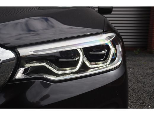 BMW 5 Serie Touring 520i High Executive M-Sport Leder dashboard / Pano / Individual / Camera / 19inch ActivLease financial lease