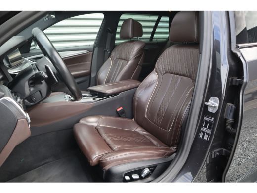 BMW 5 Serie Touring 520i High Executive M-Sport Leder dashboard / Pano / Individual / Camera / 19inch ActivLease financial lease