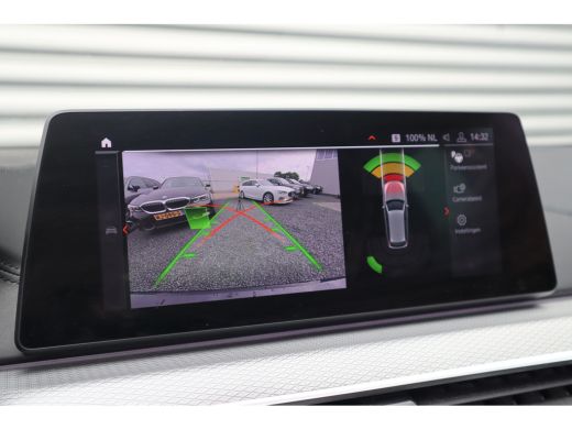 BMW 5 Serie Touring 520i High Executive M-Sport Leder dashboard / Pano / Individual / Camera / 19inch ActivLease financial lease