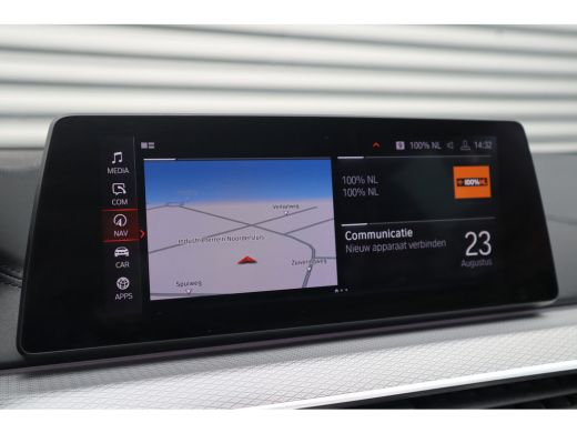 BMW 5 Serie Touring 520i High Executive M-Sport Leder dashboard / Pano / Individual / Camera / 19inch ActivLease financial lease
