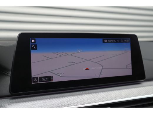 BMW 5 Serie Touring 520i High Executive M-Sport Leder dashboard / Pano / Individual / Camera / 19inch ActivLease financial lease