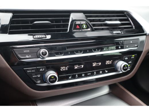 BMW 5 Serie Touring 520i High Executive M-Sport Leder dashboard / Pano / Individual / Camera / 19inch ActivLease financial lease