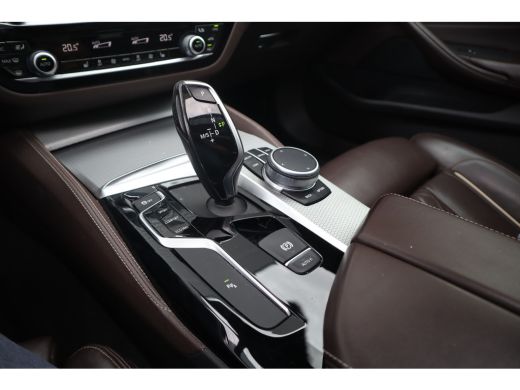 BMW 5 Serie Touring 520i High Executive M-Sport Leder dashboard / Pano / Individual / Camera / 19inch ActivLease financial lease
