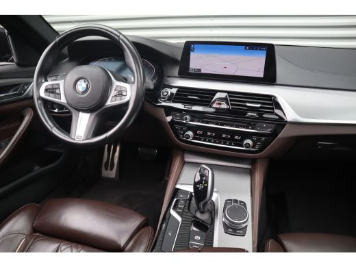 BMW 5 Serie Touring 520i High Executive M-Sport Leder dashboard / Pano / Individual / Camera / 19inch ActivLease financial lease