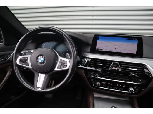 BMW 5 Serie Touring 520i High Executive M-Sport Leder dashboard / Pano / Individual / Camera / 19inch ActivLease financial lease