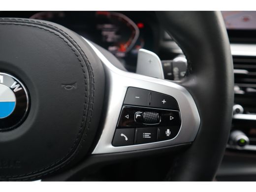 BMW 5 Serie Touring 520i High Executive M-Sport Leder dashboard / Pano / Individual / Camera / 19inch ActivLease financial lease