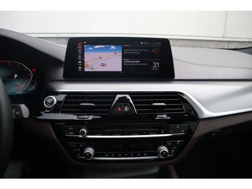BMW 5 Serie Touring 520i High Executive M-Sport Leder dashboard / Pano / Individual / Camera / 19inch ActivLease financial lease