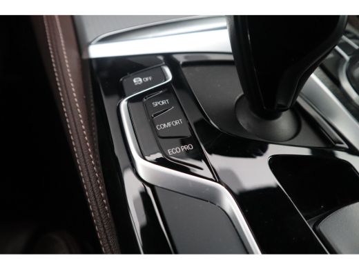 BMW 5 Serie Touring 520i High Executive M-Sport Leder dashboard / Pano / Individual / Camera / 19inch ActivLease financial lease