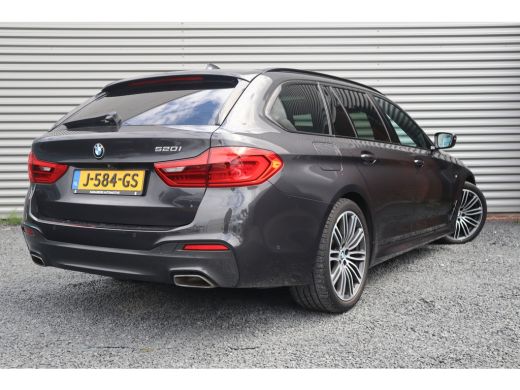 BMW 5 Serie Touring 520i High Executive M-Sport Leder dashboard / Pano / Individual / Camera / 19inch ActivLease financial lease