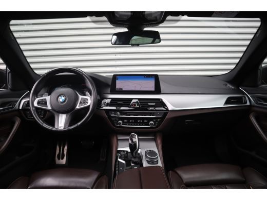 BMW 5 Serie Touring 520i High Executive M-Sport Leder dashboard / Pano / Individual / Camera / 19inch ActivLease financial lease