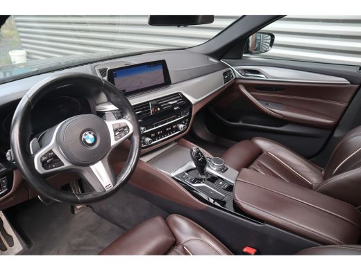 BMW 5 Serie Touring 520i High Executive M-Sport Leder dashboard / Pano / Individual / Camera / 19inch ActivLease financial lease