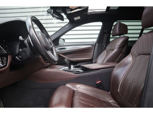 BMW 5 Serie Touring 520i High Executive M-Sport Leder dashboard / Pano / Individual / Camera / 19inch ActivLease financial lease