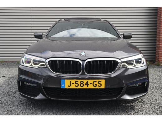 BMW 5 Serie Touring 520i High Executive M-Sport Leder dashboard / Pano / Individual / Camera / 19inch ActivLease financial lease