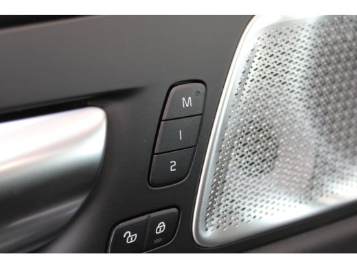 Volvo  XC60 T6 350PK AWD Ultra Black Edition Luchtvering | Massage + Ventilatie | B&W Audio | 22'' LM ActivLease financial lease