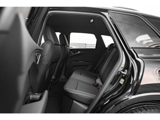 Audi Q4 e-tron S edition Competition | Achterklep, automatisch bedienbaar | Achteruitrijcamera | Adaptive cruise... ActivLease financial lease