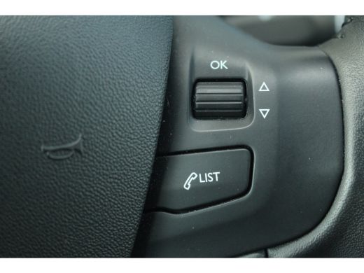 Peugeot 2008 1.2 Active | 46.000 KM !| Carplay | Navi | Airco | Cruise | PDC A | 46.000 KM ! | Carplay | Navi ... ActivLease financial lease