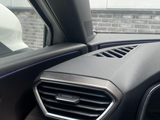 Seat Leon 1.5 eTSI Xcellence M-Hybrid | Elek Trekhaak | Sfeerverl. | LED | Carplay | Camera | Navi | Keyles... ActivLease financial lease
