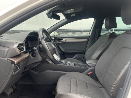 Seat Leon 1.5 eTSI Xcellence M-Hybrid | Elek Trekhaak | Sfeerverl. | LED | Carplay | Camera | Navi | Keyles... ActivLease financial lease