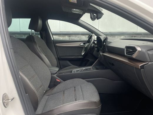 Seat Leon 1.5 eTSI Xcellence M-Hybrid | Elek Trekhaak | Sfeerverl. | LED | Carplay | Camera | Navi | Keyles... ActivLease financial lease