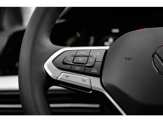 Volkswagen Golf Life Edition eHybrid | 'App-Connect' draadloze smartphone integratie | Achterbank in ongelijke de... ActivLease financial lease