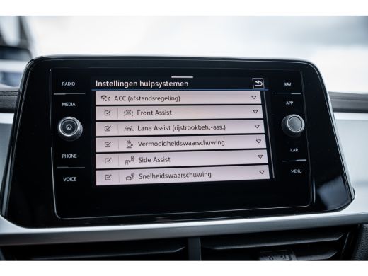 Volkswagen T-Roc Life Edition Inclusief €2000,- inruilvoordeel | 'App-Connect' draadloze smartphone integratie | '... ActivLease financial lease