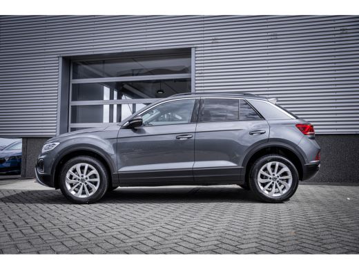 Volkswagen T-Roc Life Edition Inclusief €2000,- inruilvoordeel | 'App-Connect' draadloze smartphone integratie | '... ActivLease financial lease