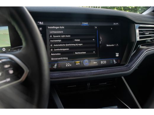 Volkswagen Touareg 3.0 TSI eHybrid 4MOTION / Luchtvering/ Standkachel/ Massagefunctie/ Panoramadak/ Trekhaak/ 280kW ... ActivLease financial lease