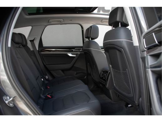 Volkswagen Touareg 3.0 TSI eHybrid 4MOTION / Luchtvering/ Standkachel/ Massagefunctie/ Panoramadak/ Trekhaak/ 280kW ... ActivLease financial lease