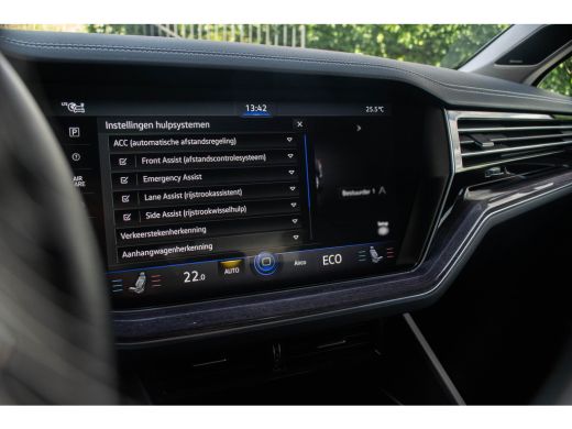 Volkswagen Touareg 3.0 TSI eHybrid 4MOTION / Luchtvering/ Standkachel/ Massagefunctie/ Panoramadak/ Trekhaak/ 280kW ... ActivLease financial lease