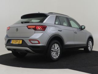 Volkswagen T-Roc 1.5 TSI Life 150pk DSG/AUTO Dodehoekdetectie | Navigatie via de app | Park assit | Parkeersensore...