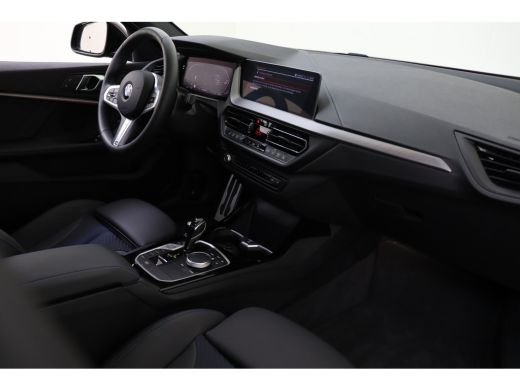 BMW 1 Serie 118i High Executive M Sport Automaat / Panoramadak / Sportstoelen / Achteruitrijcamera / Adaptiev... ActivLease financial lease